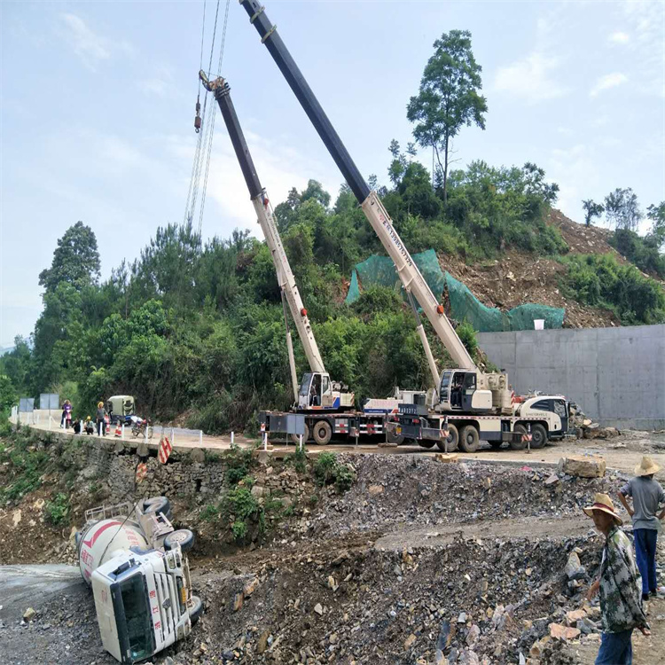 大邑汽车掉沟里叫吊车救援要多少钱